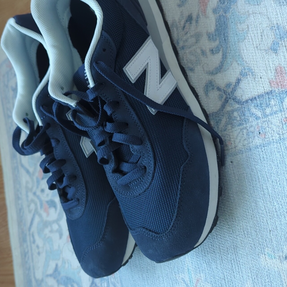 Never worn Men's New Balance 515